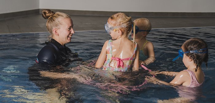 Schwimmkurs in Kleingruppen, im Kinderbecken Schwimmen lernen, spielerisches Lernen in Kärntner Therme