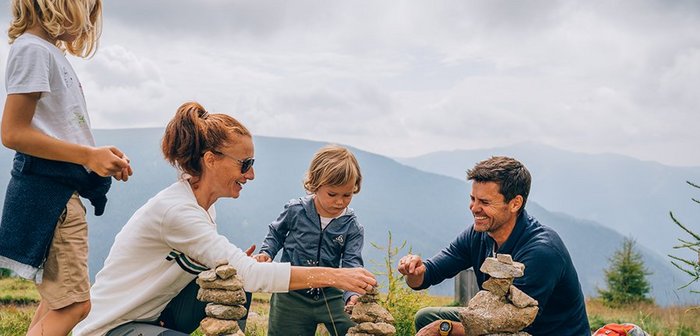 Familie beim Ausflug auf den Berg