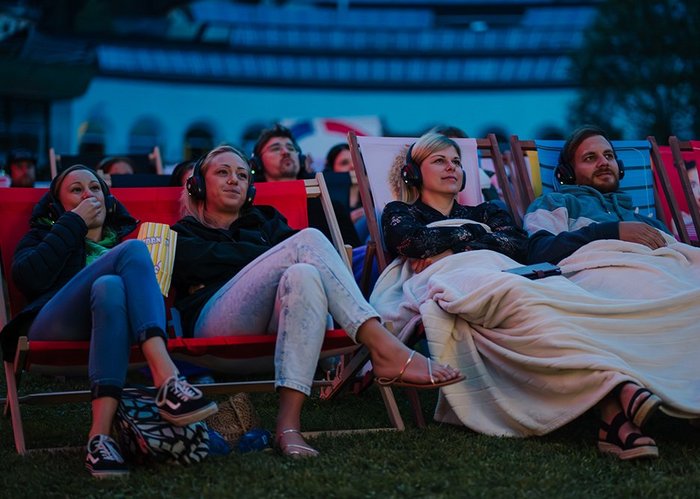Menschen in Liegestühlen beim Silent Cinema