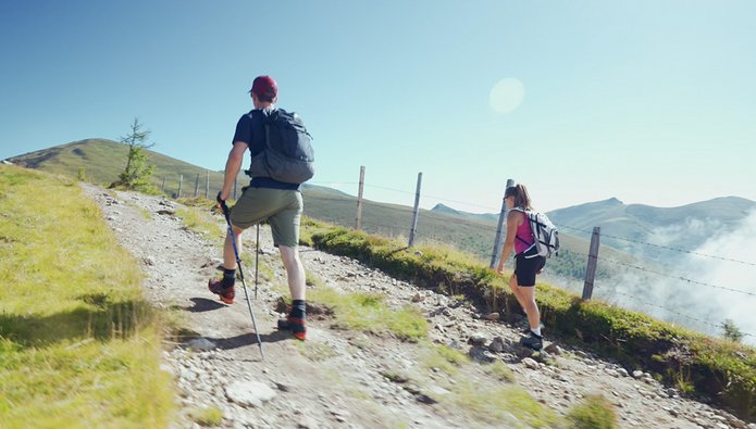 Wander-Aufstieg bei der 5-Gipfel-Tour in den Nockbergen, Wanderpärchen im Top Wandergebiet der Alpen