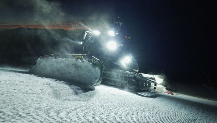 Pistengerät im Skigebiet Bad Kleinkirchheim, Nachtaufnahme in Kärnten im Winter