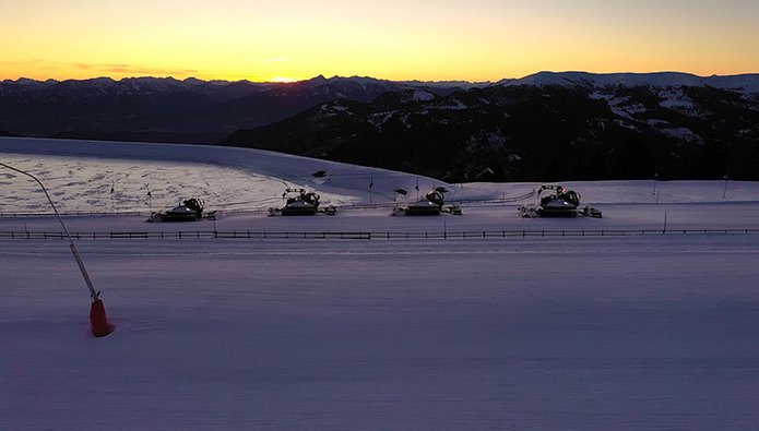 Vier Prinoth Leitwolf Pistengeräte, bei Sonnenuntergang im Kärntner Skigebiet Bad Kleinkirchheim