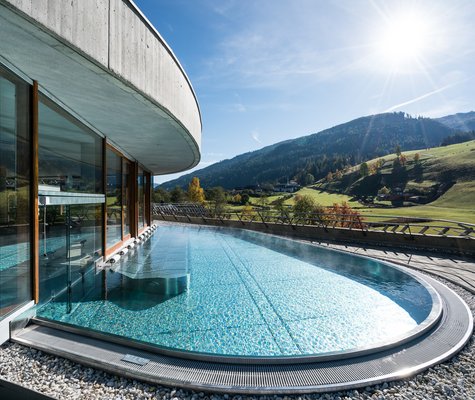 Aussenbecken im Saunabereich des Thermal Römerbads, Panorama-Aussicht auf die Nockberge, Wellness-Urlaub in Kärnten, Alpen-Wellness