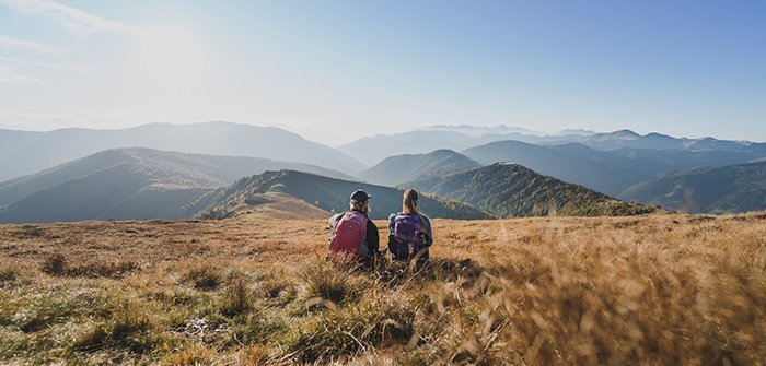 Digital Detox - Pärchen genießt den Ausblick auf die bunte Farbenvielfalt der Nockberge