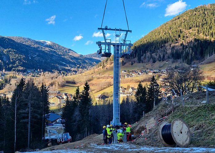 Team der Bad Kleinkirchheimer Bergbahnen bei der Stützenmontage, Teamwork, neue Investition in das Skigebiet, Doppelmayr Garaventa Technik