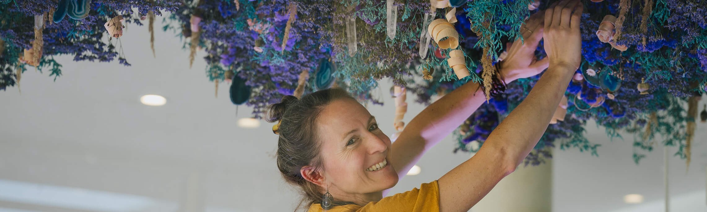 Künstlerin Katharina Steiner bei den Entstehungsarbeiten der kopfüberhängenden Naturinstallation