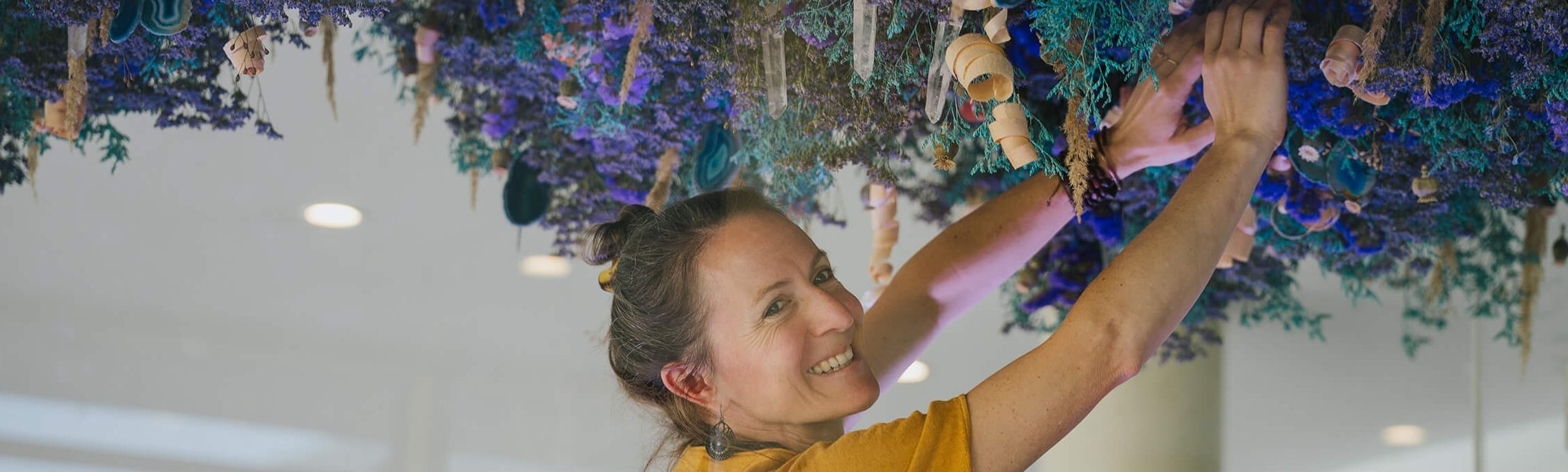 Künstlerin Katharina Steiner bei den Entstehungsarbeiten der kopfüberhängenden Naturinstallation