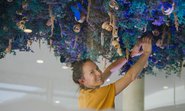 Künstlerin Katharina Steiner bei den Entstehungsarbeiten der kopfüberhängenden Naturinstallation