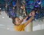 Künstlerin Katharina Steiner bei den Entstehungsarbeiten der kopfüberhängenden Naturinstallation