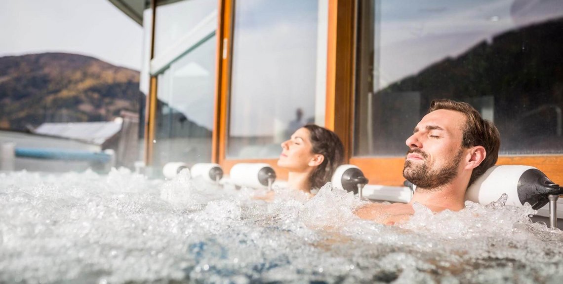 das Bergpanorama vom Außenpool des Thermal Römerbades genießen, Thermen- und Wanderurlaub in Kärnten