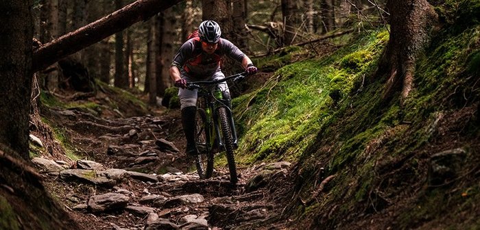 Mountainbiker fährt durch den Wald