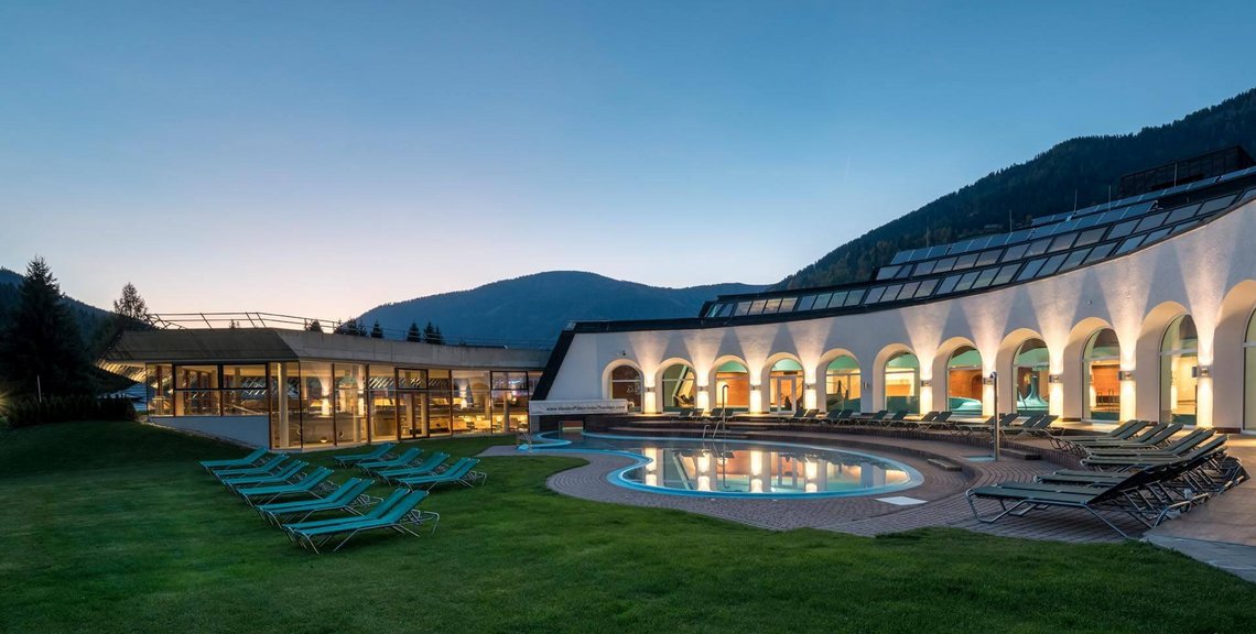 Beckenlandschaft im Thermal Römerbad, Sommer-Atmosphäre, Abendkarte in Kärntner Therme