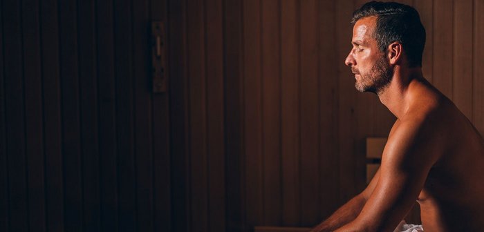 Mann in der Sauna