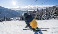 Skifahrer bei Sonnenschein auf der Brunnachabfahrt, Skigebiet Bad Kleinkirchheim