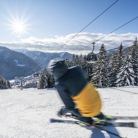 Skifahrer bei Sonnenschein auf der Brunnachabfahrt, Skigebiet Bad Kleinkirchheim