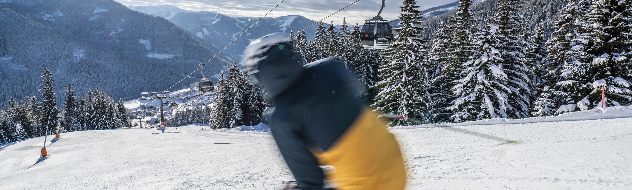 Skifahrer bei Sonnenschein auf der Brunnachabfahrt, Skigebiet Bad Kleinkirchheim