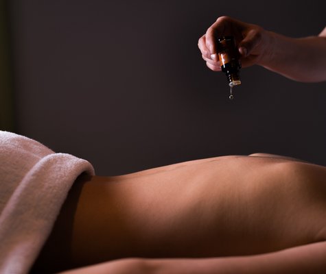 Massageöl-Tropfen auf Rücken, für Massage im Thermal Römerbad Bad Kleinkirchheim