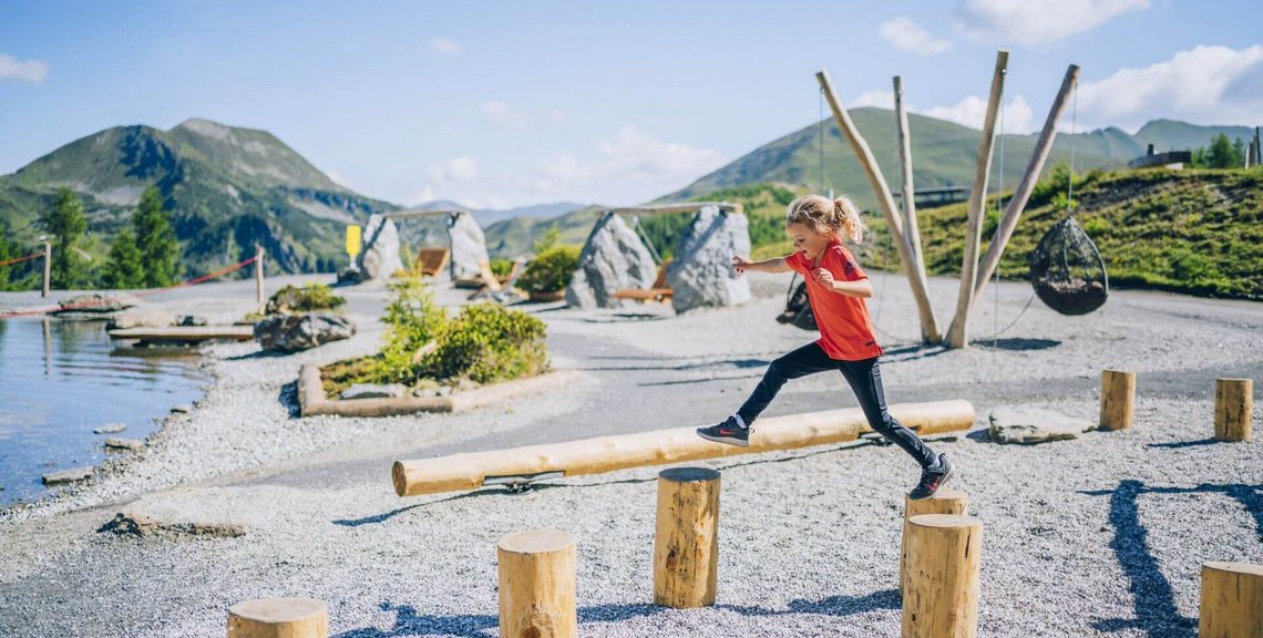 Balancierbalken im Aktivpark, Bergstation im Wandergebiet Bad Kleinkirchheim, Geschicklichkeit, Motorik, Familienausflug in Kärnten