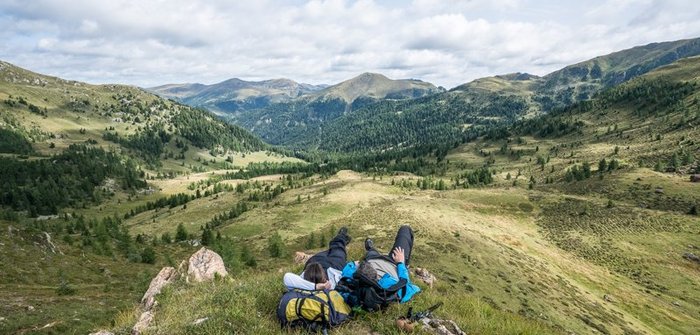 Zwei Wanderer genießen Panoramaausicht, Wanderung im UNESCO Biosphärenpark Kärntner Nockberge