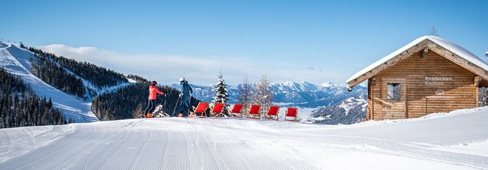 Urige Holzhütte mit Liegestühlen, Pause im Skigebiet, Top Fotospot in Kärnten, traumhaftes Panorama auf der Piste, Skigebiet in Kärnten