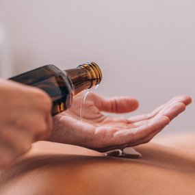 Massageöl auf Rücken geträufelt, im Thermal Römerbad Bad Kleinkirchheim