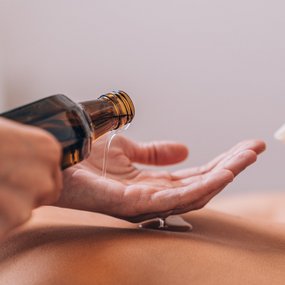 Massageöl auf Rücken geträufelt, im Thermal Römerbad Bad Kleinkirchheim