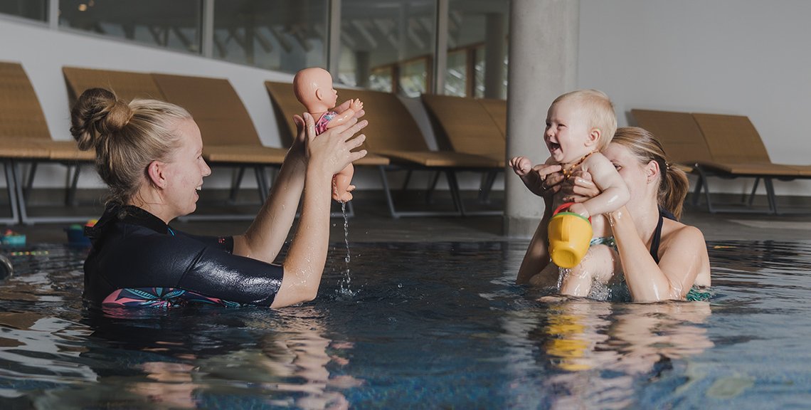 Schwimmlehrerin für Baby-Schwimmkurse, Therme Kärnten, Schwimmen mit Säuglingen