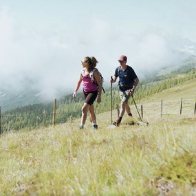 Gipfel-Tour in den Nockbergen, Wandertour für Sportliche in Kärnten, Paar im Wandergebiet Bad Kleinkirchheim