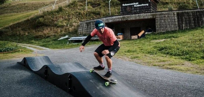 Alex Payer mit Longboard am Pumptrack Kaiserburgbahn, Bad Kleinkirchheim