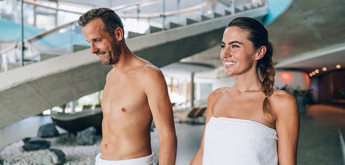 Glückliches Pärchen händchenhaltend im Ruhebereich des Bad Kleinkirchheimer Thermal Römerbads