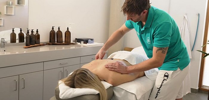 Rückenmassage im Massagecenter des Thermal Römerbades, Sabine Schöffmann bei der Rückenmassage, Urlaubsdestination in Kärnten, Bad Kleinkirchheim