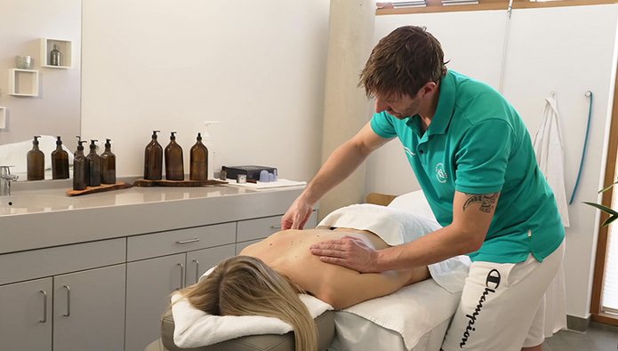 Rückenmassage im Massagecenter des Thermal Römerbades, Sabine Schöffmann bei der Rückenmassage, Urlaubsdestination in Kärnten, Bad Kleinkirchheim