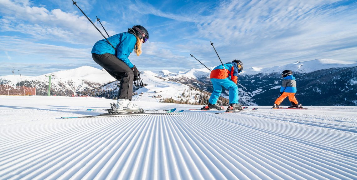 Familie bei der Panoramaabfahrt im Skigebiet Bad Kleinkirchheim