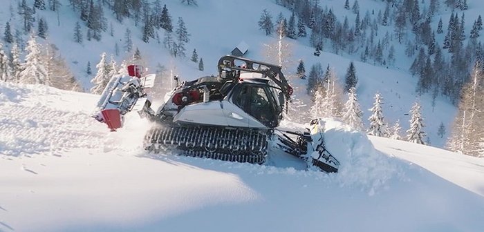 Prinoth Leitwolf Pistengerät, tagsüber beim Ausschub von Neuschnee im Skigebiet