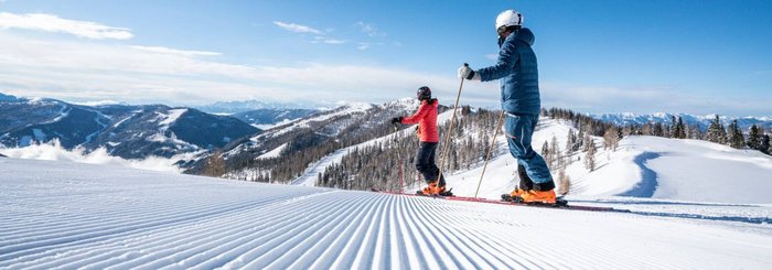 Erste Spur im Skigebiet Bad Kleinkirchheim, strahlend blauer Himmel