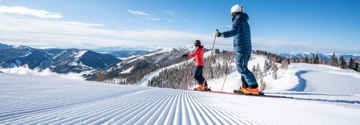 Erste Spur im Skigebiet Bad Kleinkirchheim, strahlend blauer Himmel