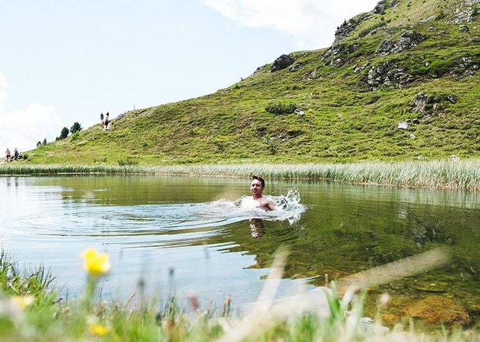 Alex Payer schwimmend im Nassbodensee in den Nockbergen