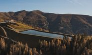 Herbstliche Drohnenaufnahme des Speicherbeckens Brunnach im Skigebiet Bad Kleinkirchheim