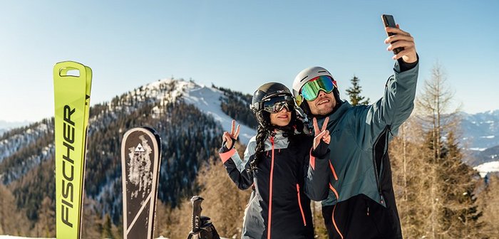 Pärchen und Handy-Selfie, Winter-Panorama in den Nockbergen, Top Kärntner Skigebiet