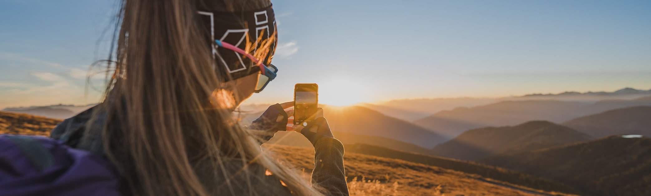 Frau fotografiert Sonnenuntergang auf der Kaiserburg, Bester Fotospot im Wandergebiet