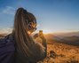 Frau fotografiert Sonnenuntergang auf der Kaiserburg, Bester Fotospot im Wandergebiet