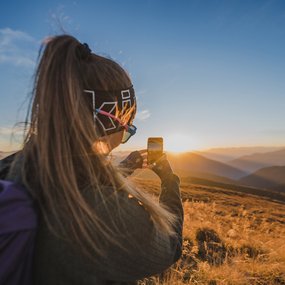 Frau fotografiert Sonnenuntergang auf der Kaiserburg, Bester Fotospot im Wandergebiet