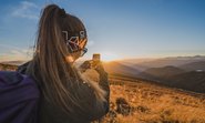 Frau fotografiert Sonnenuntergang auf der Kaiserburg, Bester Fotospot im Wandergebiet
