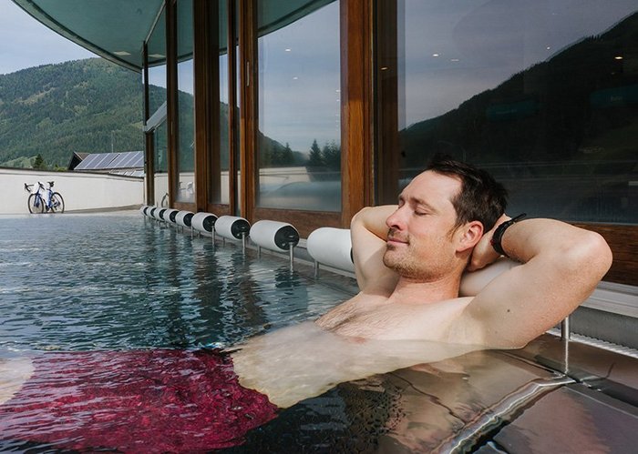 Ein Mann entspannt im Pool.