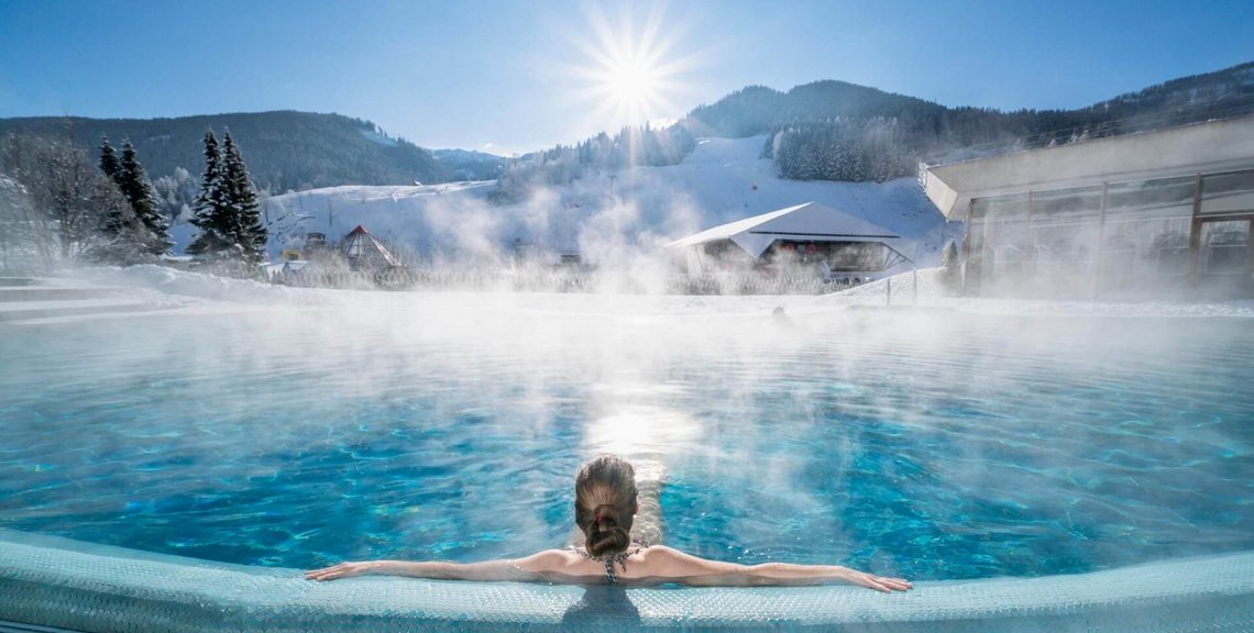 Von den Pisten in das Thermal Römerbad, Blick auf die Skipiste der Bad Kleinkirchheimer Bergbahnen, Thermenurlaub in Kärnten, Winter-Wellness