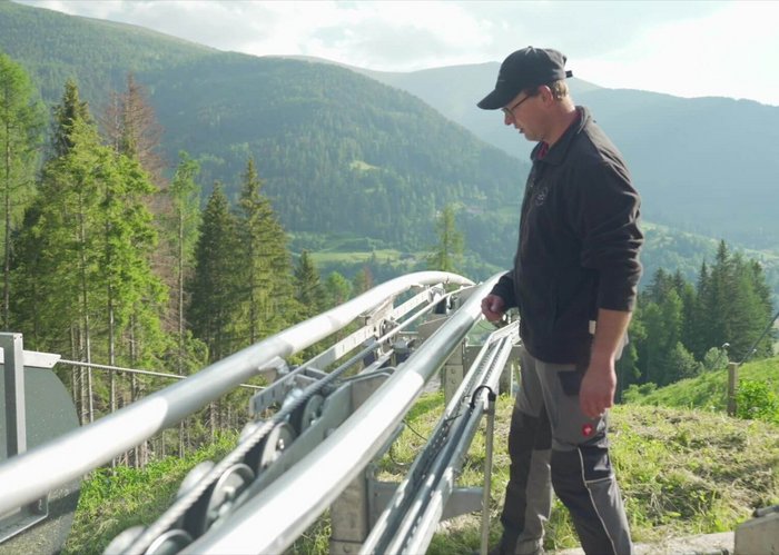 Mitarbeiter bei der Technik-Kontrolle am Bad Kleinkirchheimer Kaiserburg Bob