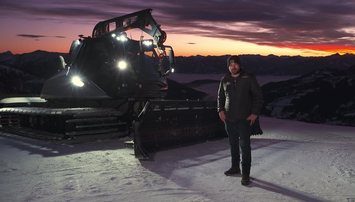 Pistengerätefahrer mit Prinoth Leitwolf im Sonnenuntergang