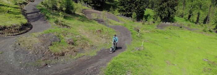 Rüttelplatte als Arbeitsgerät am Bike Flow Country Trail, Bad Kleinkirchheim