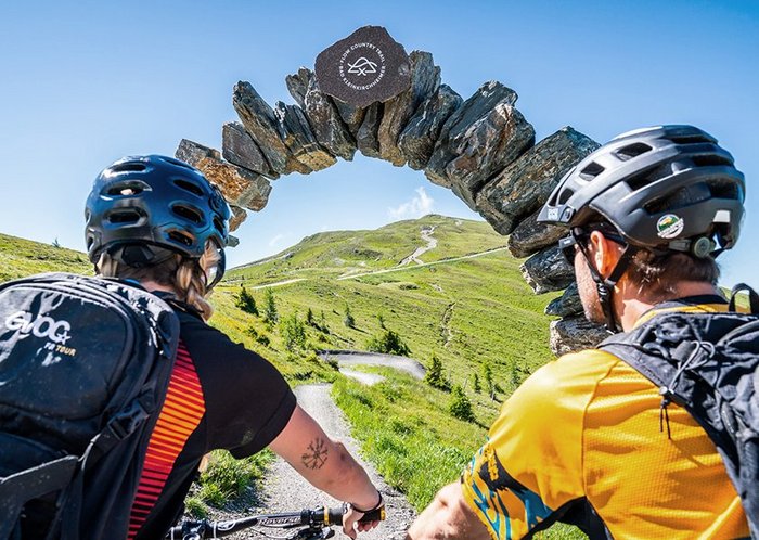 Stein-Portal am Flow Country Trail, mit Sicht auf den Gipfel des Berges Wöllaner Nock