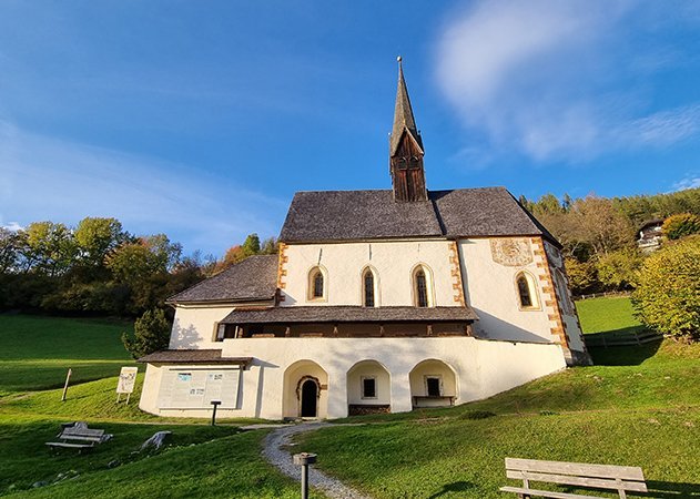 Außenansicht der St. Kathrein Kirche in Bad Kleinkirchheim